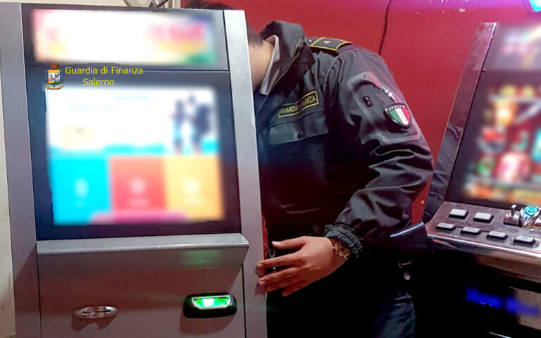 Controlli della Finanza in un bar di Teggiano. Scoperte due slot machine non collegate alla rete