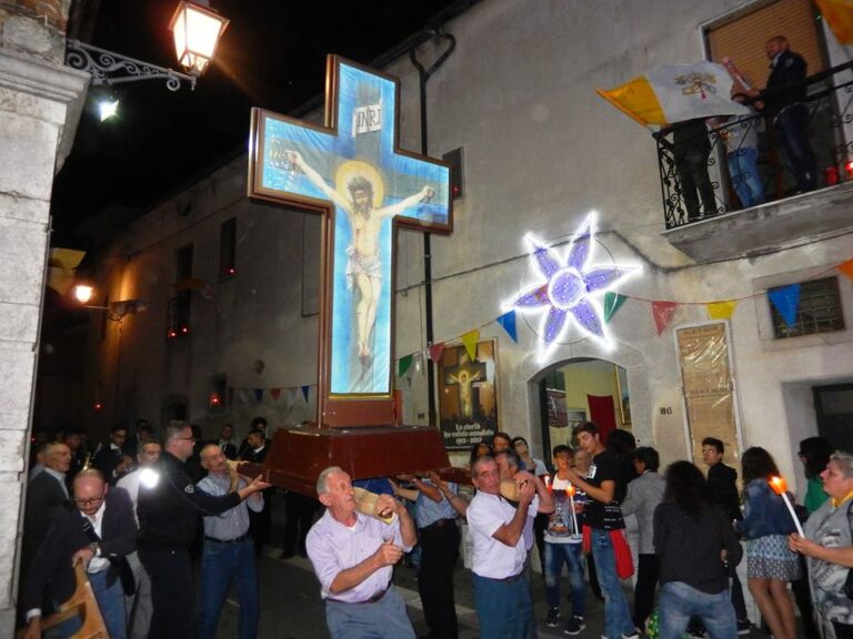 Storia del Crocifisso a San Pietro al Tanagro. La processione della Guglia