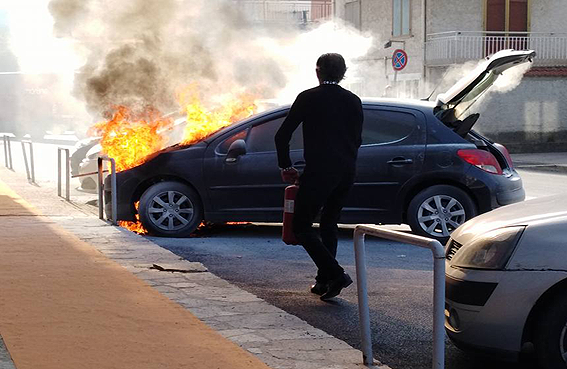 auto in fiamme agropoli