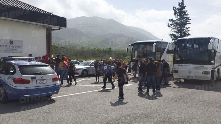 In gita con un bus non sicuro. La Polstrada di Sala Consilina blocca il viaggio di una scolaresca