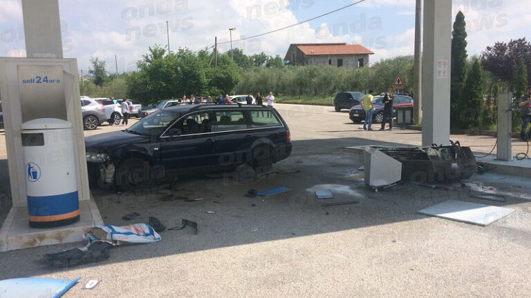 Paura a Contursi, auto perde il controllo e finisce contro un distributore di benzina