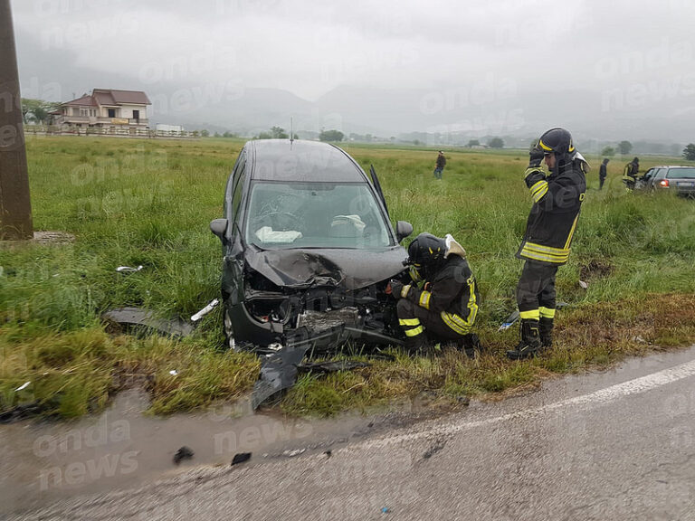 Scontro tra due auto lungo la Provinciale Teggiano-Polla. Feriti un uomo e una donna