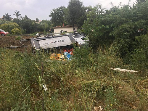 Camion finisce fuori strada e si ribalta tra Agropoli Sud e Prignano. Ferito il conducente