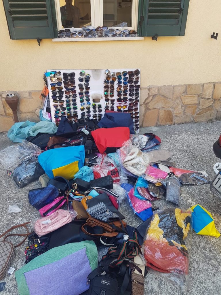 Blitz sulla spiaggia a Marina di Camerota. Sequestrati occhiali e borse a tre venditori ambulanti