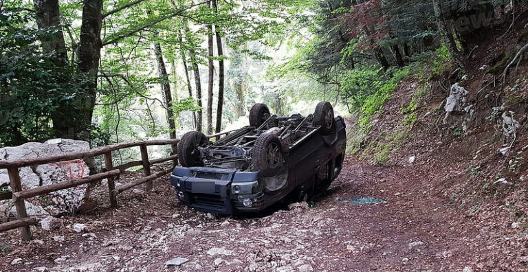 Fuoristrada si ribalta in montagna a Teggiano. Feriti due uomini di Baronissi