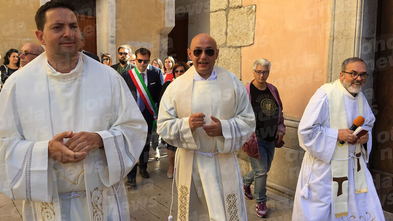 A Vietri di Potenza si insedia il nuovo parroco. La comunità accoglie don Mario Gioia