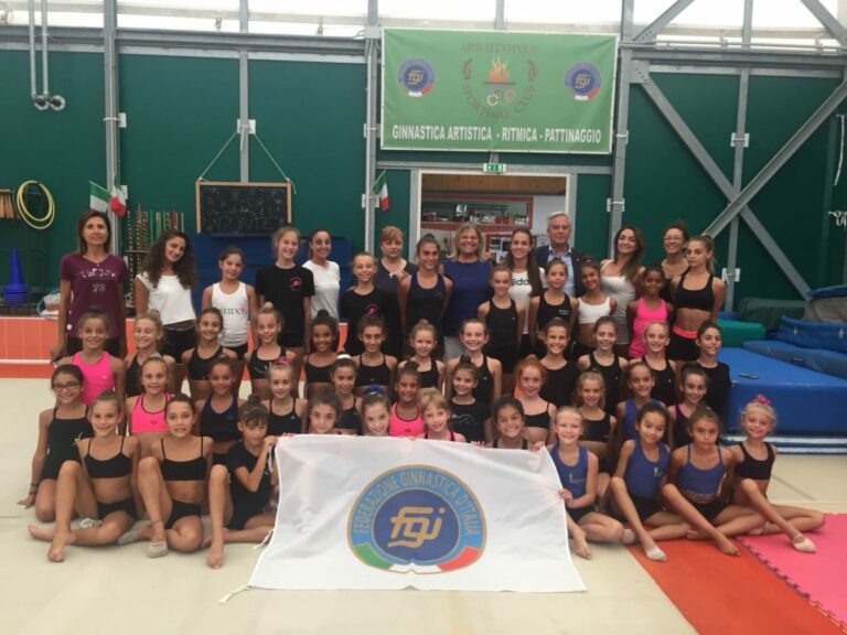 Una giovane atleta della Kodokan Ginnastica al Gold di Ginnastica Ritmica in provincia di Napoli