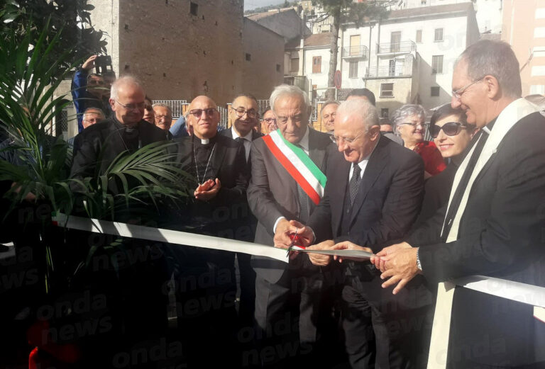 Vincenzo De Luca a Polla per l’inaugurazione della piazza intitolata a Monsignor Antonio Forte