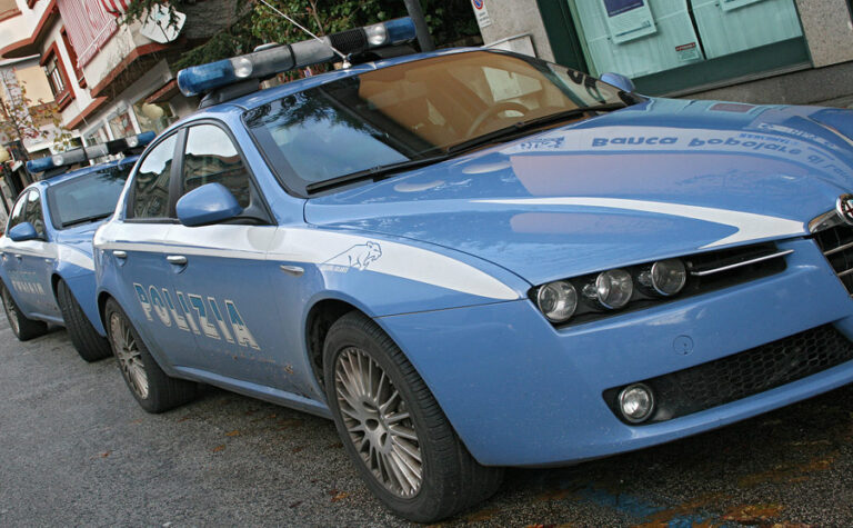 Ricercato dalla Polizia, viene scoperto e arrestato allo stadio di Salerno con la pettorina da steward