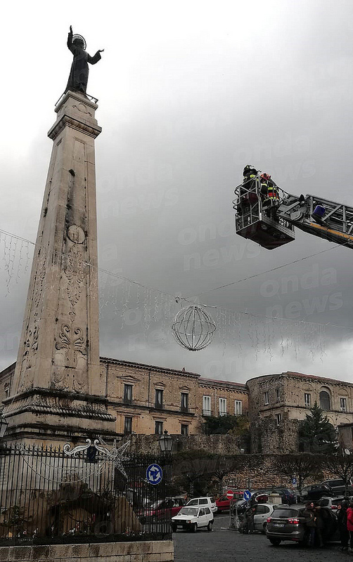 Nel centro storico di Teggiano il tradizionale omaggio floreale dei Vigili del Fuoco a San Cono