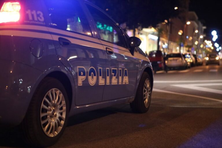 Molesta i passanti con una bottiglia e aggredisce i poliziotti a Salerno.Arrestato marocchino irregolare