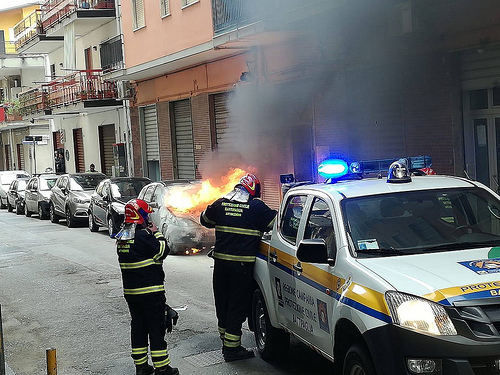 Auto in fiamme a Battipaglia. I volontari della Protezione Civile evitano il peggio