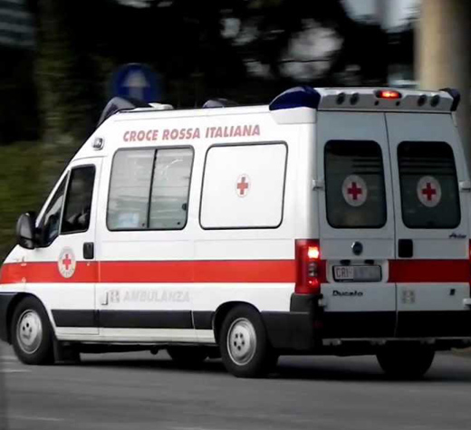 Cade dal balcone della propria abitazione ad Atena Lucana. Ferito giovane del posto