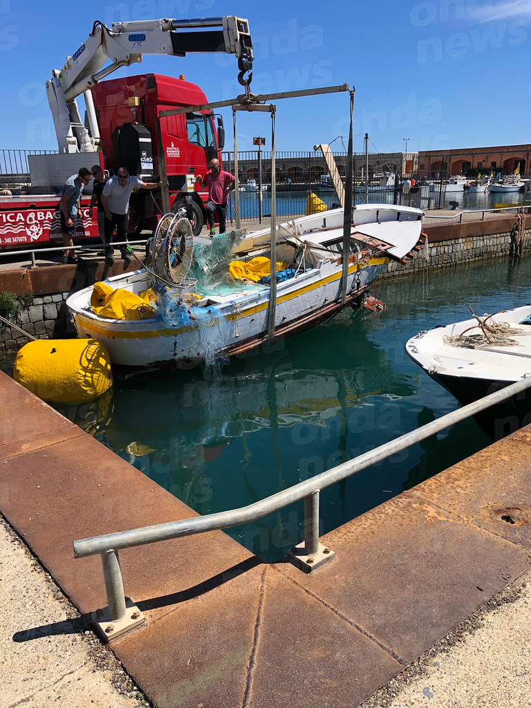 Recuperata nell’Area Protetta di Porto Infreschi “U’ Saragone”, la barca affondata a Marina di Camerota