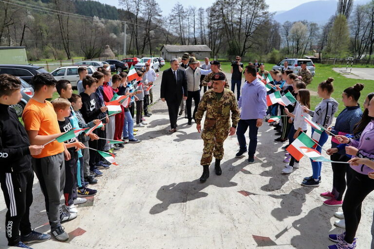 L’8° Reggimento “Pasubio” di Persano dona attrezzature informatiche e sanitarie alle scuole in Kosovo