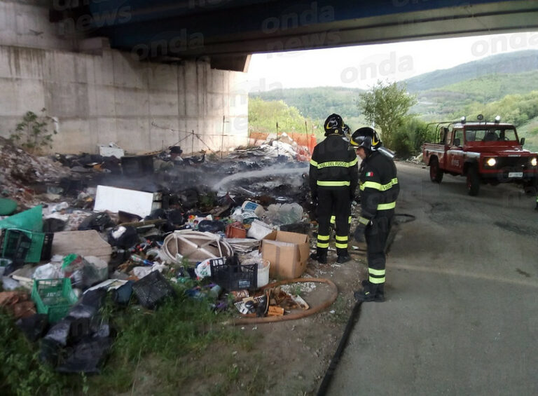 Rifiuti in fiamme sotto il cavalcavia dell’A2 a Polla. Intervengono i Vigili del Fuoco