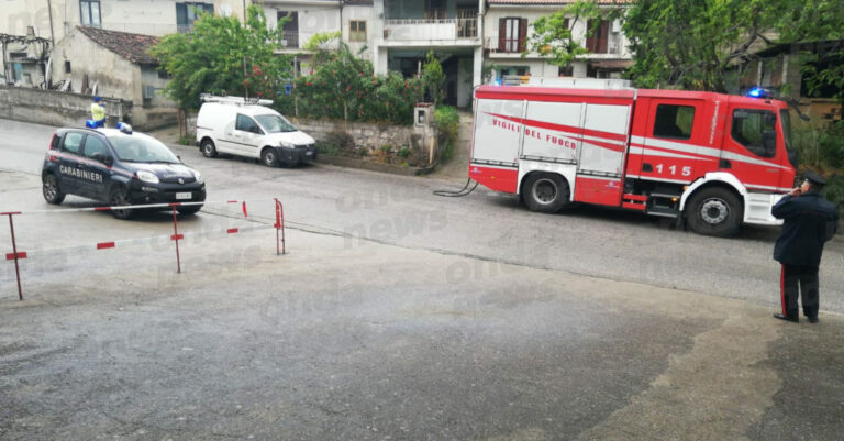 Sala Consilina:auto sbanda contro un muro e trancia tubo del metanodotto.Intervengono i Vigili del Fuoco