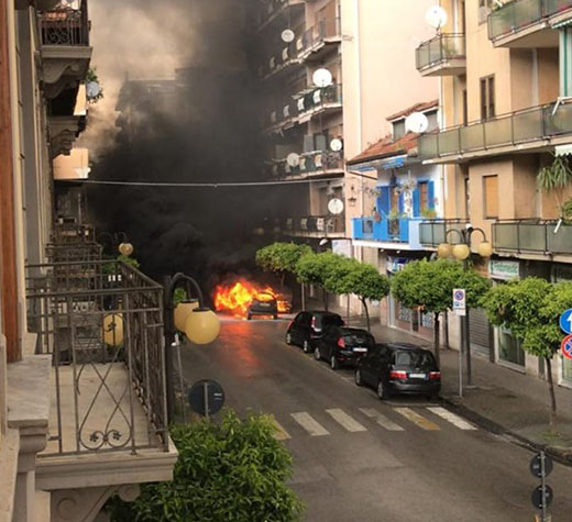 auto in fiamme battipaglia EV