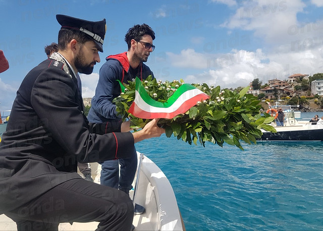 Sapri: benedizione delle acque e deposizione di una corona di fiori in ricordo dei caduti in mare