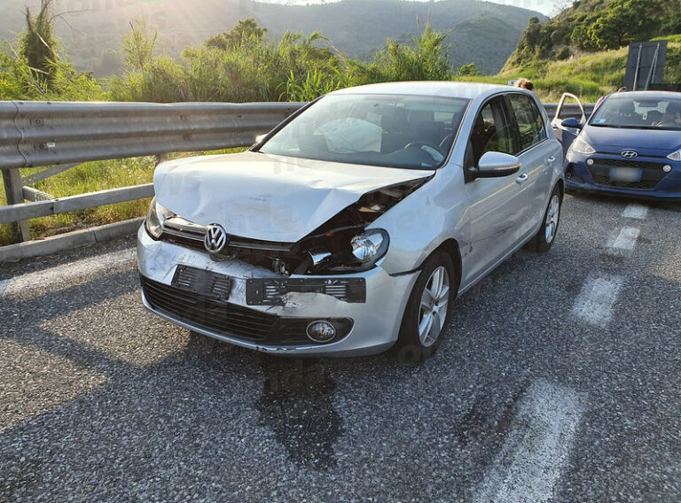 Scontro tra auto in A2 tra Pontecagnano e Battipaglia. Ferite una donna di Polla e una di Agropoli