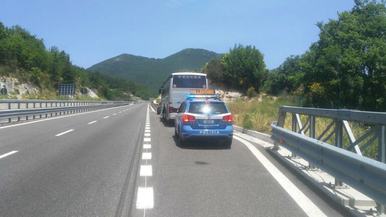 Bus di turisti si blocca lungo l’A2 a Lauria. Polizia Stradale in aiuto ad anziani preda dell’afa