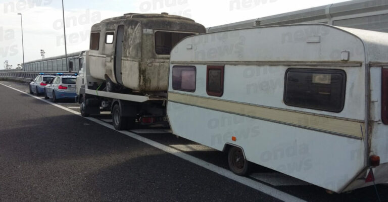 Carro attrezzi non autorizzato perde pezzi di vecchie roulotte in A2 a Battipaglia.Fermato dalla Polizia