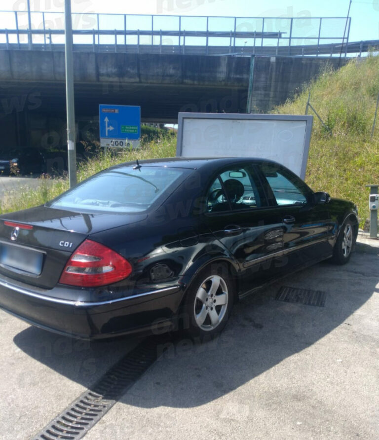 Controlli serrati della Polizia Stradale lungo l’A2. Sequestrata Mercedes senza assicurazione a Campagna