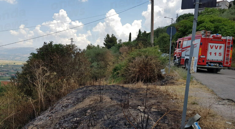 Teggiano: in fiamme la vegetazione nei pressi del “Pomponio Leto”. I Vigili del Fuoco evitano il peggio