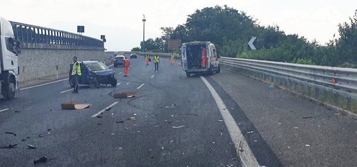 Perde il controllo dell’auto e si schianta in A2 ad Eboli. Ferito cittadino bulgaro