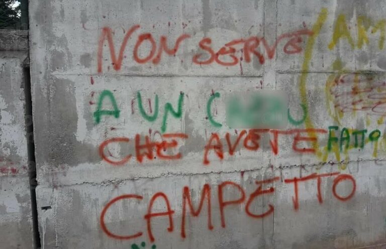 Atti vandalici a Buccino. Imbrattato il campo da tennis e calcetto con scritte volgari e minacce