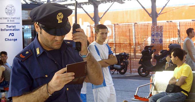 Ubriaco molesta i turisti sul molo a Salerno. Rimpatrio per un cittadino algerino