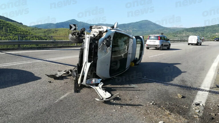 Auto sbanda e si ribalta sulla Cilentana. Paura per mamma e figlio