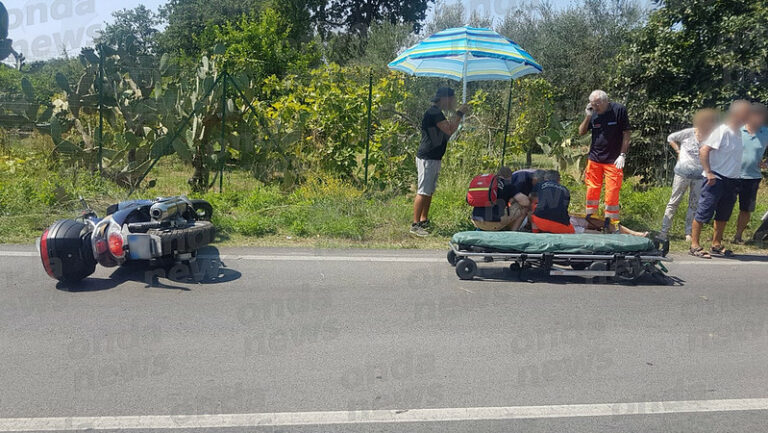 Urta uno scooter sulla Statale 18 a Villammare e scappa. Ferito uomo di Sapri