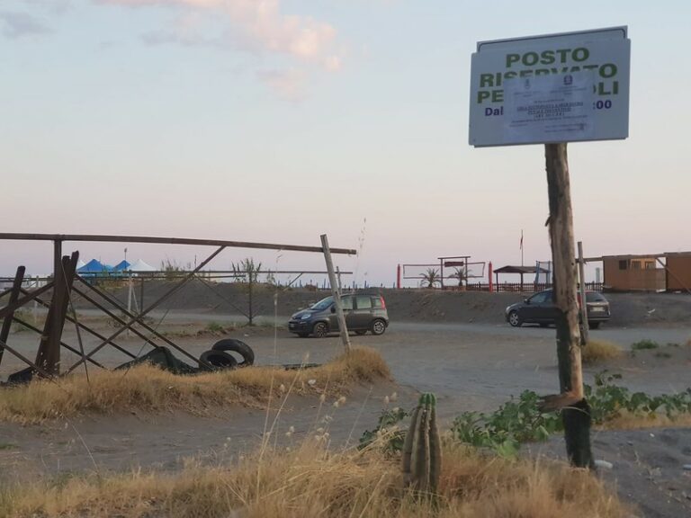 Scoperta area parcheggi abusiva a Maratea. Scatta il sequestro in località Castrocucco