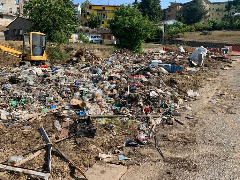 Iniziata a Ruoti la bonifica in zona Picone. Scalise:”Contrada lasciata al degrado dall’ex sindaco”