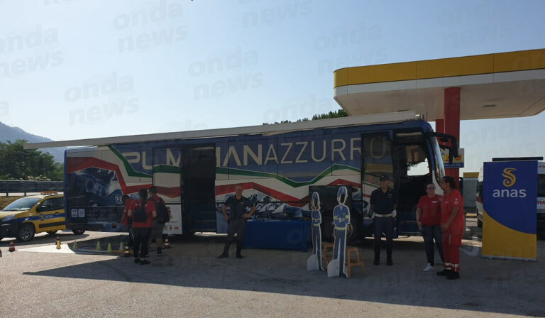 Sala Consilina: il Pullman Azzurro della Polizia Stradale sull’Area di Servizio per informare gli utenti