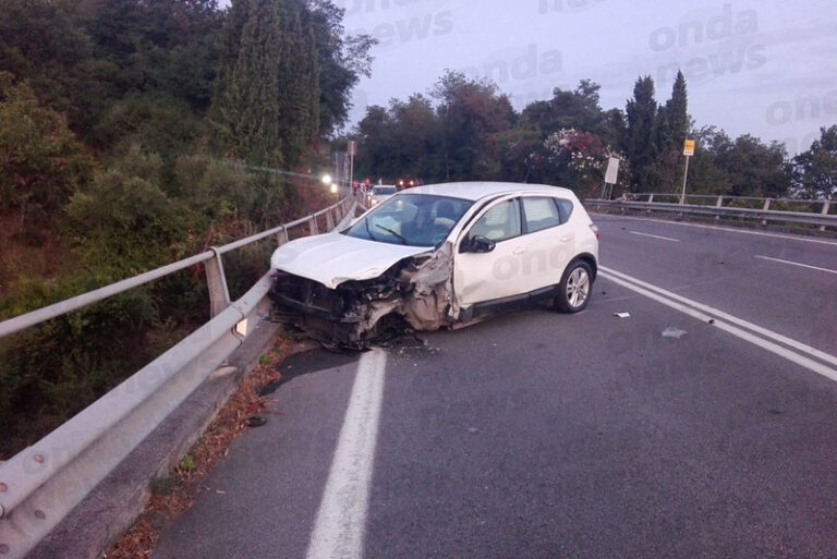 Auto sbanda sulla Cilentana e finisce contro il guardrail. Feriti tre giovani turisti