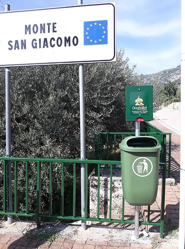 Dog Toilet a Monte San Giacomo, installati i contenitori per deiezioni canine. Multe ai trasgressori