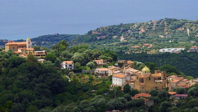 Camerota si fa bella con la tassa di soggiorno, in arrivo 50 panchine e nuovi oggetti di arredo