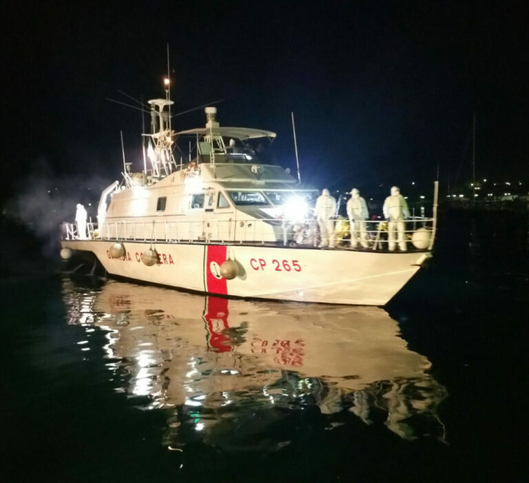 Fiamme su un’imbarcazione nel porto di Marina di Camerota. Ustionato un bambino