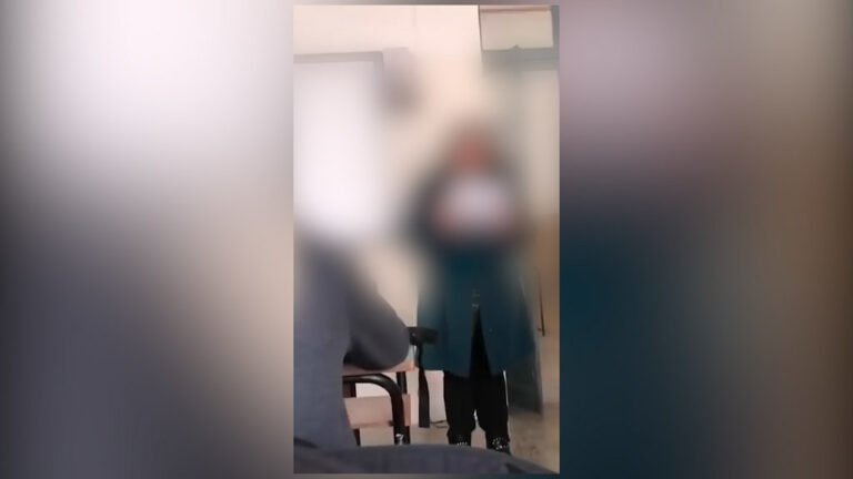 Professoressa salernitana derisa in aula dagli studenti. Il video diventa virale, scatta l’indagine