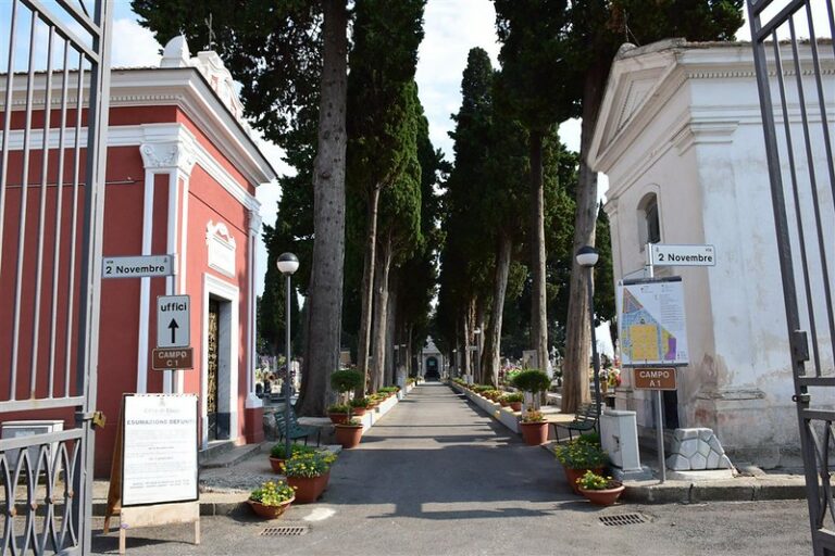 Maggiore decoro e più spazi nel cimitero di Eboli. Affidati i lavori per il completamento dell’area sud