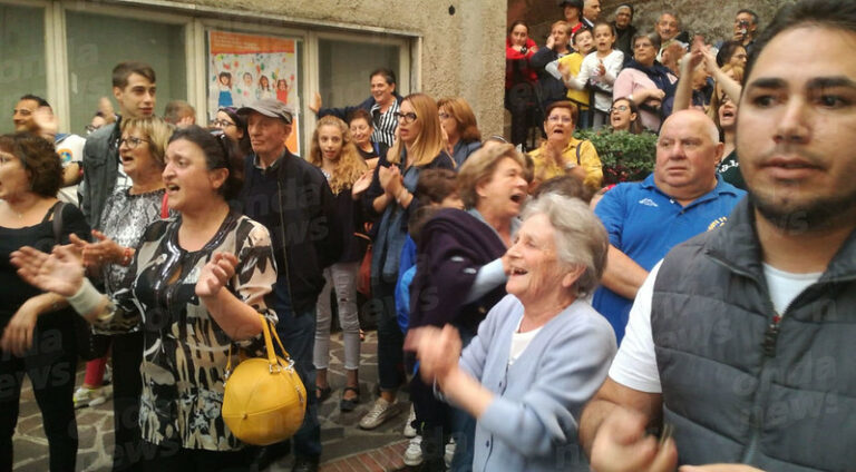 Don Loreto Ferrarese arriva a Piaggine per celebrare la prima messa. I parrocchiani disertano la chiesa