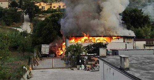 incendio-ditta-traslochi-agropoli-5-settembre-2019-fb