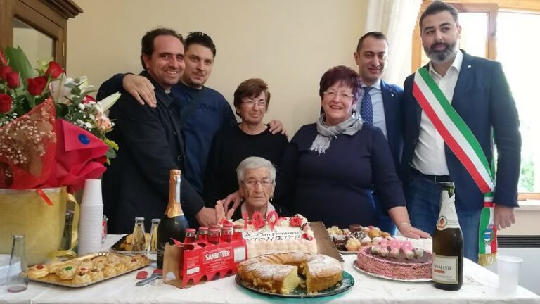 Satriano di Lucania festeggia i 100 anni di nonna Antonietta Palermo.È la seconda centenaria in due mesi