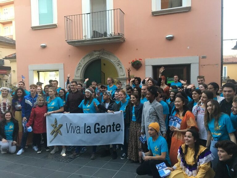 Cento ragazzi di 14 nazioni animano il centro storico di Potenza. Sono i protagonisti di “Viva la Gente”