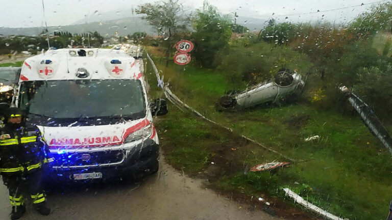 Scontro tra due auto ad Altavilla Silentina, una si capovolge in un terreno. Feriti due uomini