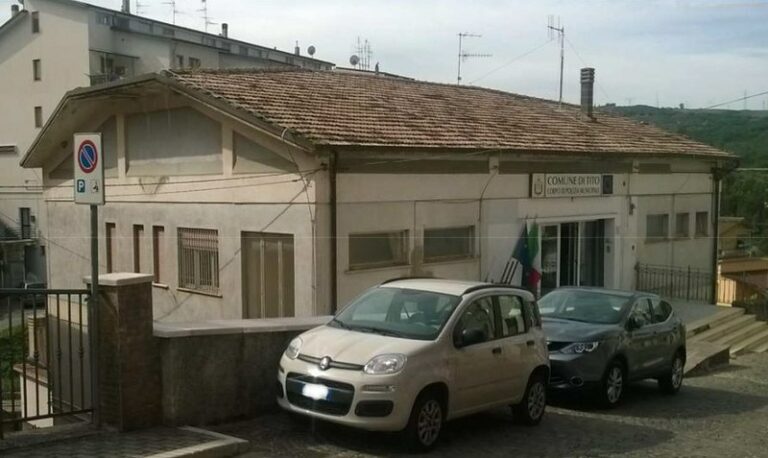 “Pericolosa e inadeguata”. Sgomberata a Tito struttura che ospita Polizia Locale e Carabinieri Forestali