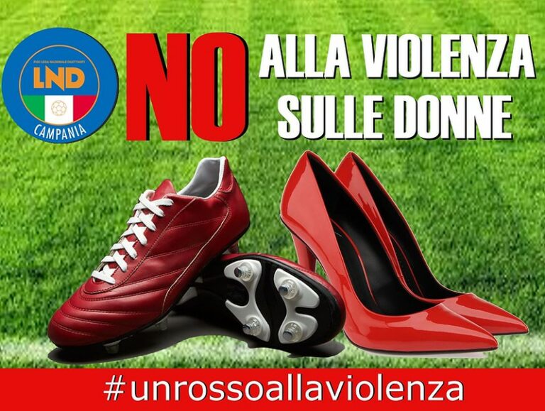 Calciatori campani in campo con simbolo disegnato in volto per “dare un rosso” alla violenza sulle donne