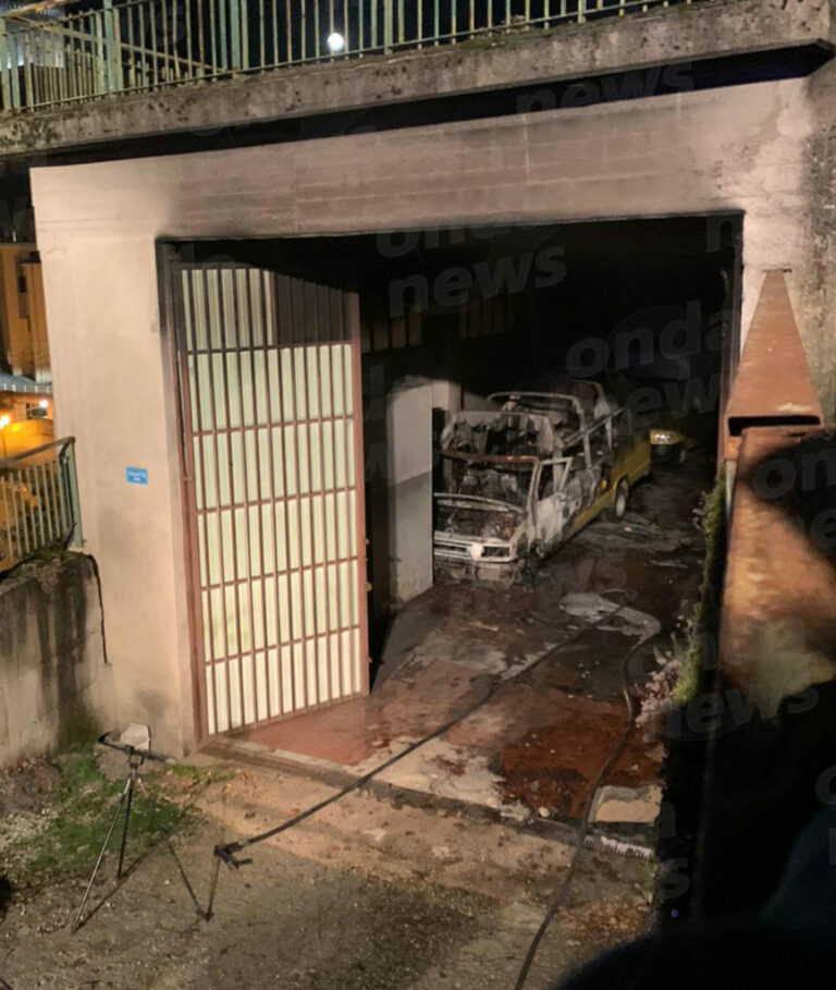 Attimi di paura a Picerno. Scuolabus prende fuoco in un garage del Comune